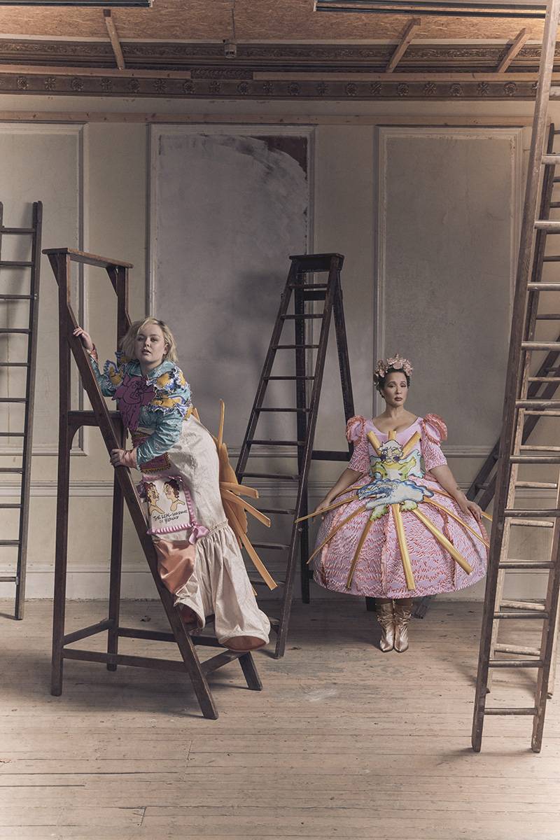 Nicola Coughlan i Golda Rosheuvel w kreacjach Edwarda Mendozy (Fot. Amber Pinkerton)