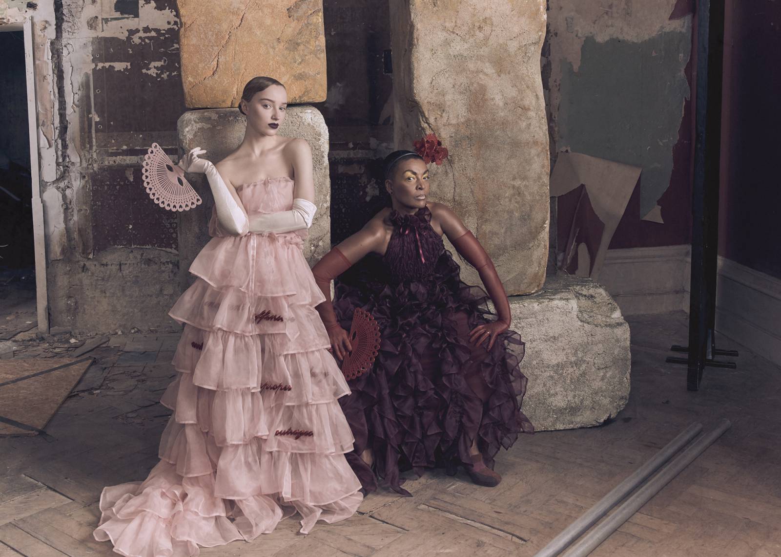 Phoebe Dynevor i Adjoa Andoh w sukniach Aurélii Fontany (Fot. Amber Pinkerton)