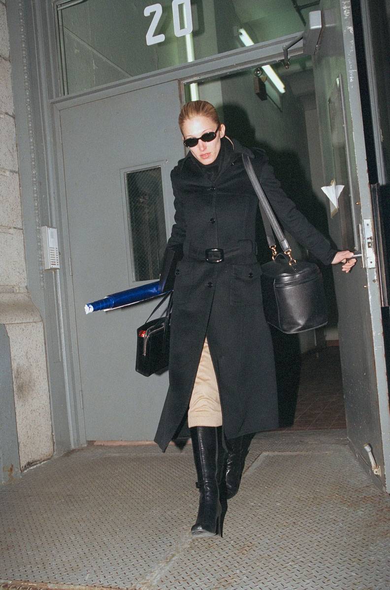 Carolyn Bessette-Kennedy ze swoją ulubioną torebką w 1997 r. (Fot. Lawrence Schwartzwald/Getty Images)