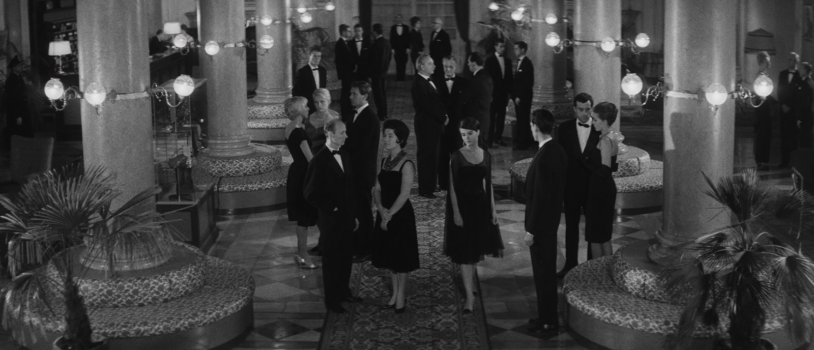 Delphine Seyrig w sukience projektu Gabrielle Chanel (Fot. Materiały prasowe Chanel)