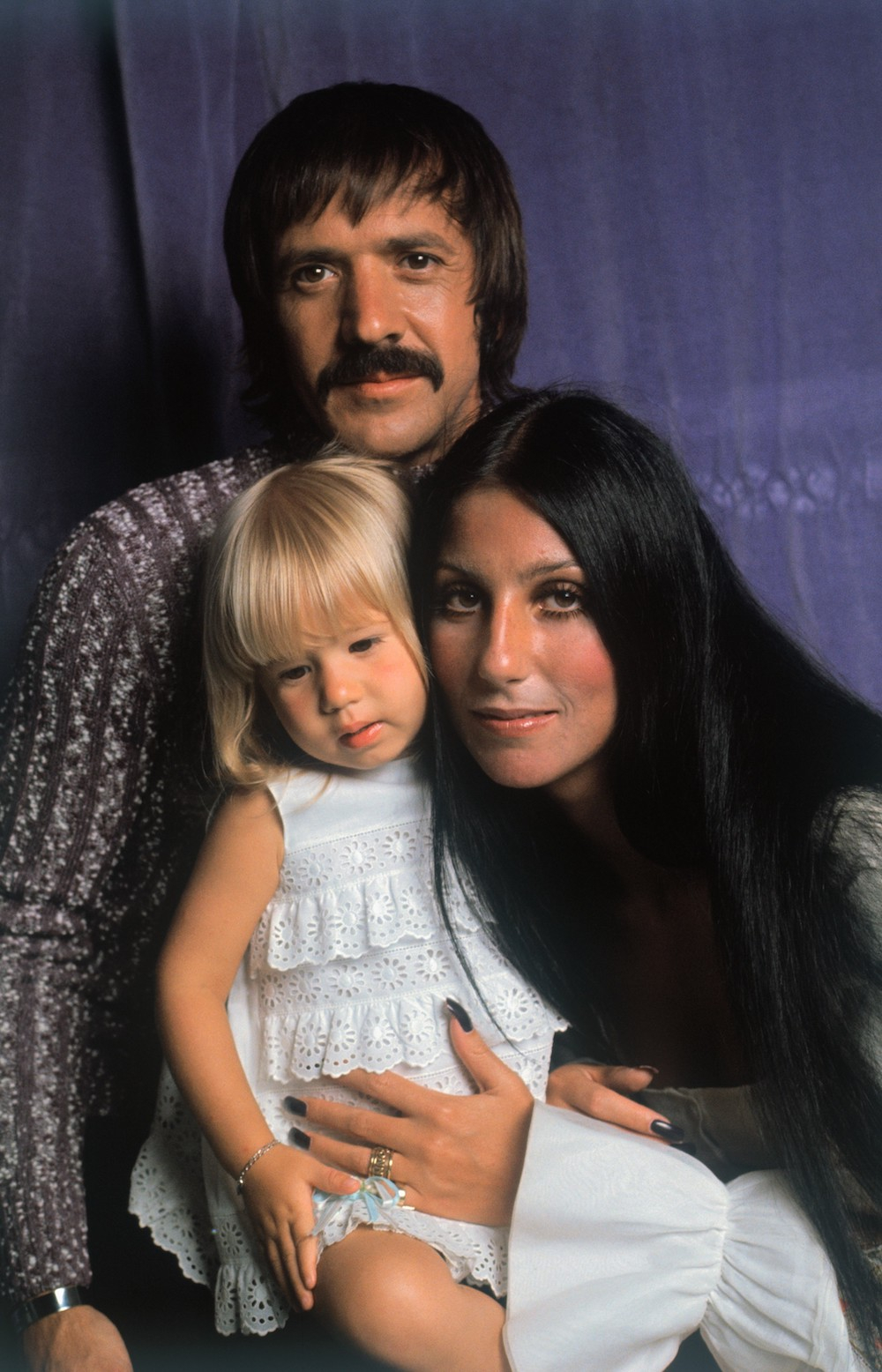 Cher z mężem Sonnym i córką Chastity (dzisiaj jest synem Chazem) (Fot. Getty Images)