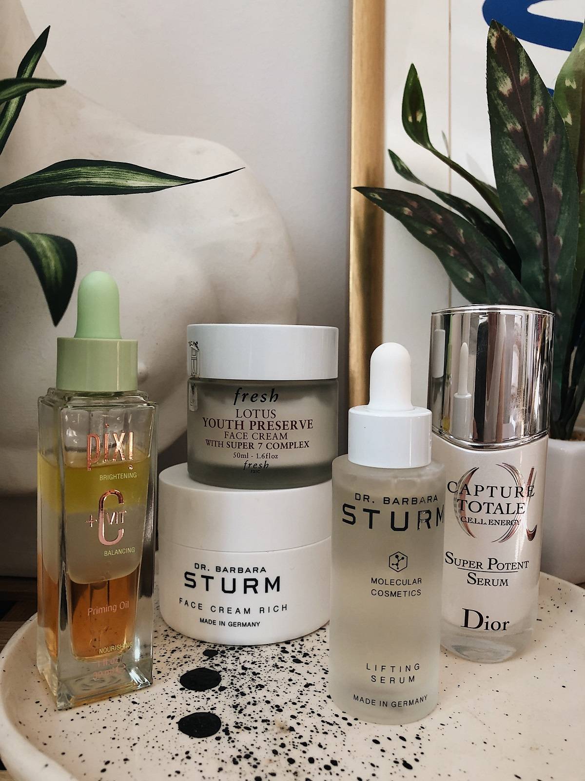 Od lewej: olejek Pixi Beauty, krem dr Barbara Sturm i Fresh Beauty, serum liftingujące dr Barbara Sturm i serum Dior Capture Totale