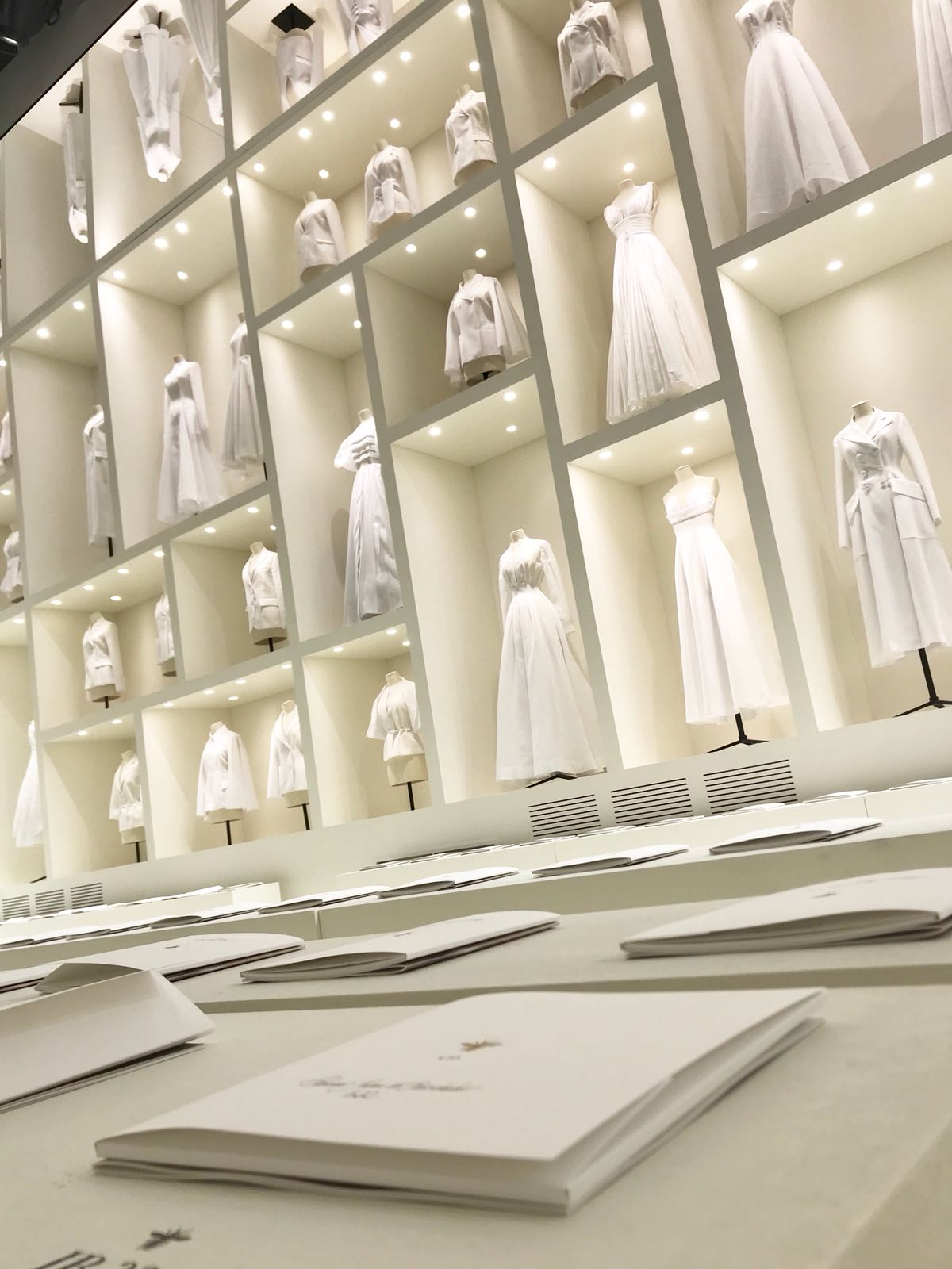 Scenografia pokazu Diora (Fot. Gerson Lirio x Fashion to Max)