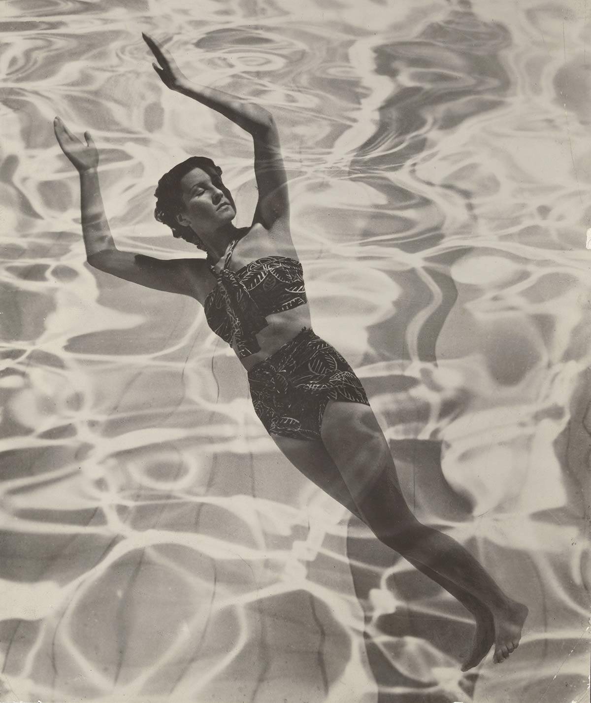 Dora Maar, Modelka w kostiumie 1936
(Zdjęcie dzięki uprzejmości The J. Paul Getty Museum, Los Angeles © ADAGP, Paris and DACS, London 2019)