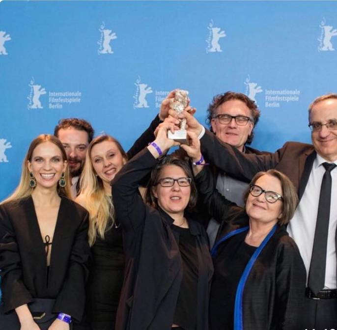 Na czerwonym dywanie przed premierą filmu „Pokot” na Berlinale. Jestem uśmiechnięta, ale od kilku dni czuje się fatalnie. W zasadzie to jeden z pierwszych dni kiedy mogę jako tako funkcjonować. (Fot. Archiwum prywatne)