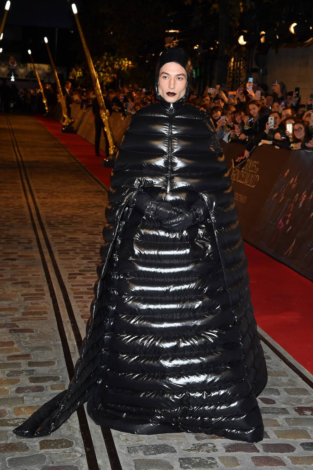 Ezra w kreacji Moncler x Pierpaolo Piccioli (Fot. Getty Images)