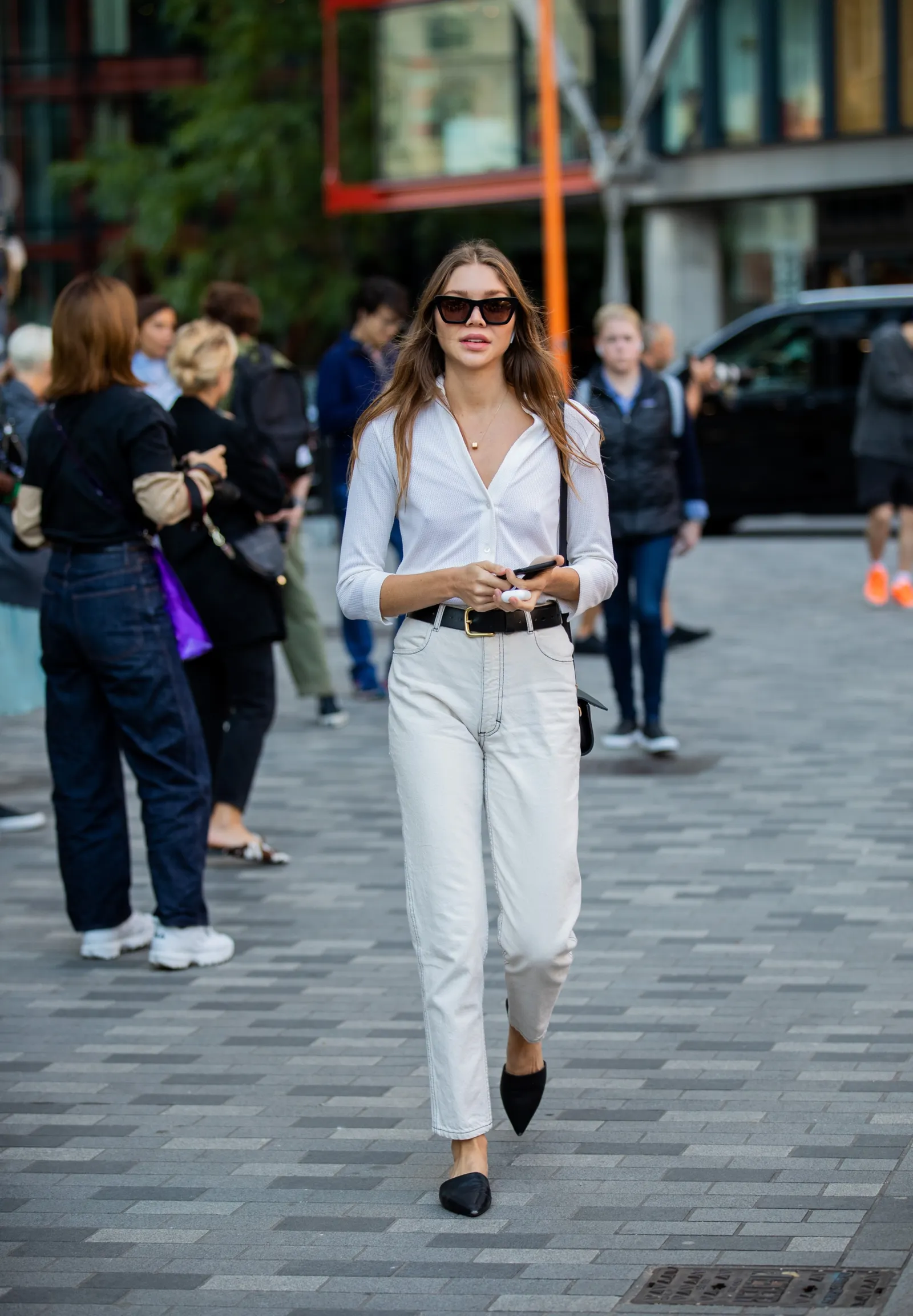 Najlepsze modele płaskich butów do białych jeansów? Para z trójkątnym noskiem to stylowy wybór do pracy (Fot. Getty Images)