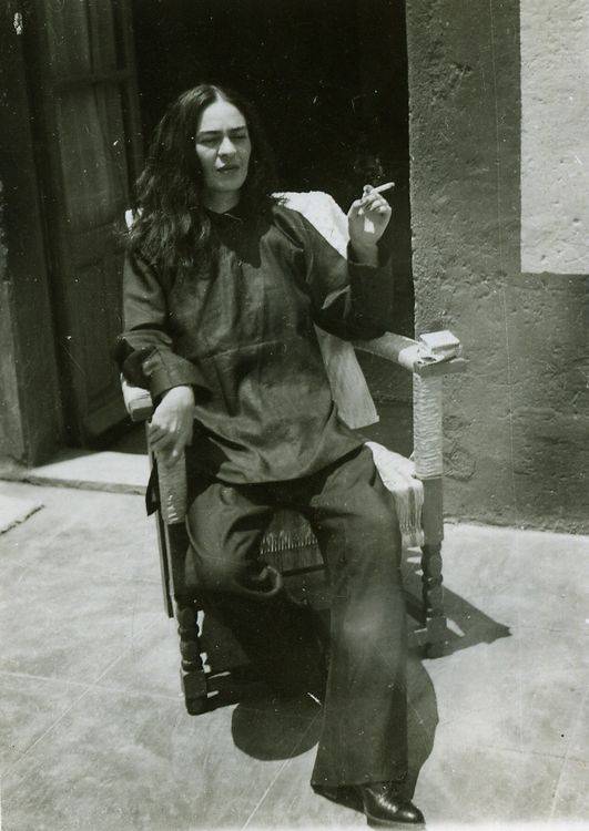 Frida Kahlo sfotografowana przez siostrzeńca, Antonio Kahlo, 1946. © Diego Rivera and Frida Kahlo archives, Bank of México, fiduciary in the Frida Kahlo and Diego Rivera Museums Trust