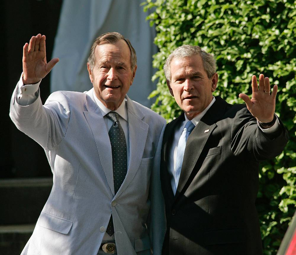Prezydent George H.W. Bush z synem, prezydentem Georgem W. Bushem