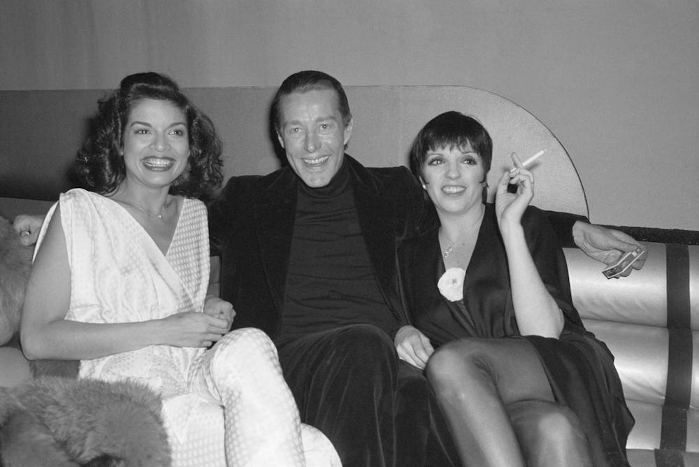 Halston z Bianką Jagger i Lizą Minelli (Fot. Getty Images)