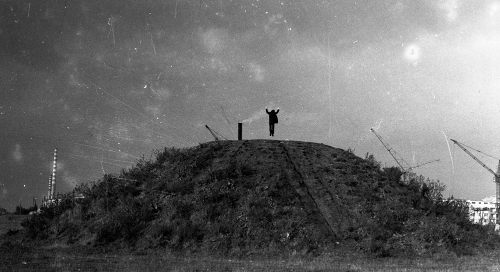 Zbigniew Warpechowski, Modlitwa o nic, czarno- biała odbitka vintage, dzięki uprzejmości Galerii Monopol, 9.7 x 18.1 cm, 1973