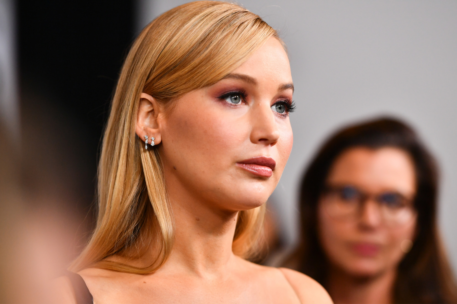 Stylizację aktorki Jennifer Lawrence wyróżnia casualowa swoboda. Damskie sneakersy Nike pojawiają się na pierwszym planie (Fot. Alberto E. Rodriguez/Variety via Getty Images)