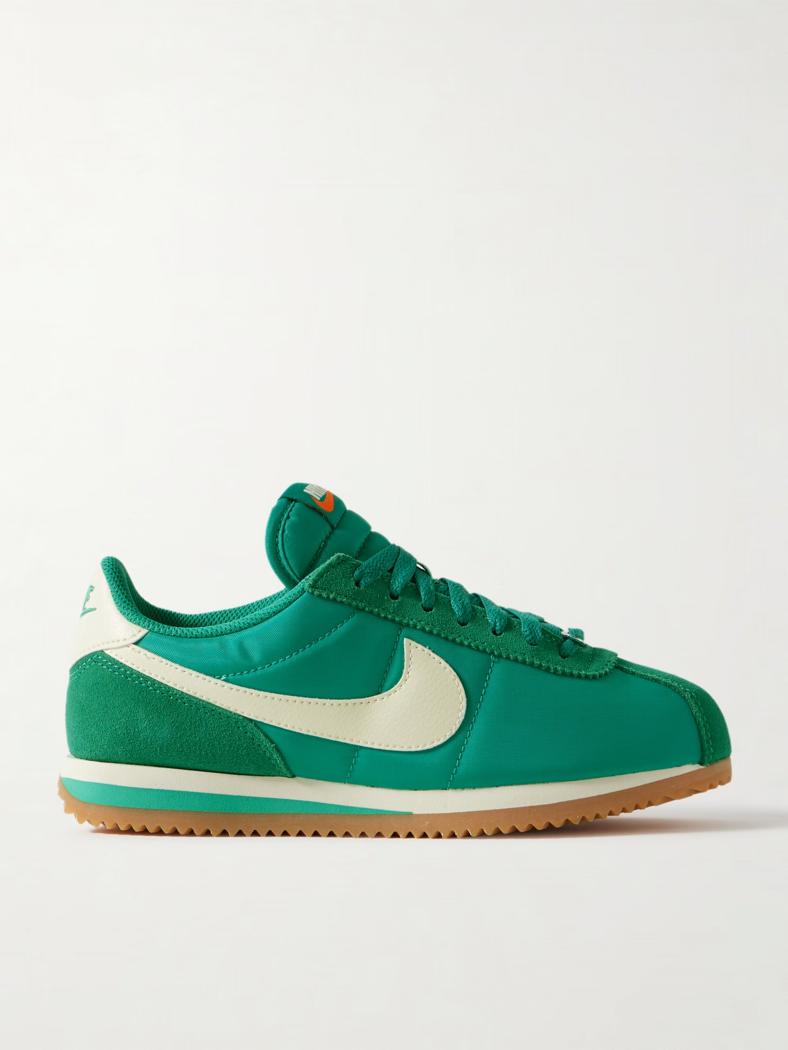 Zielone sneakersy Nike z białym logo i gumową podeszwą, stylowe i wygodne.