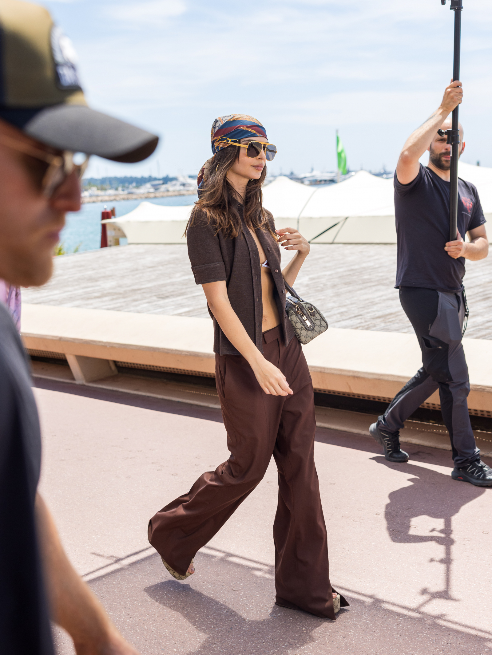 Emily Ratajkowski w damskich klapkach na wysokiej koturnie, spacerująca w stylowej odsłonie nad brzegiem morza.