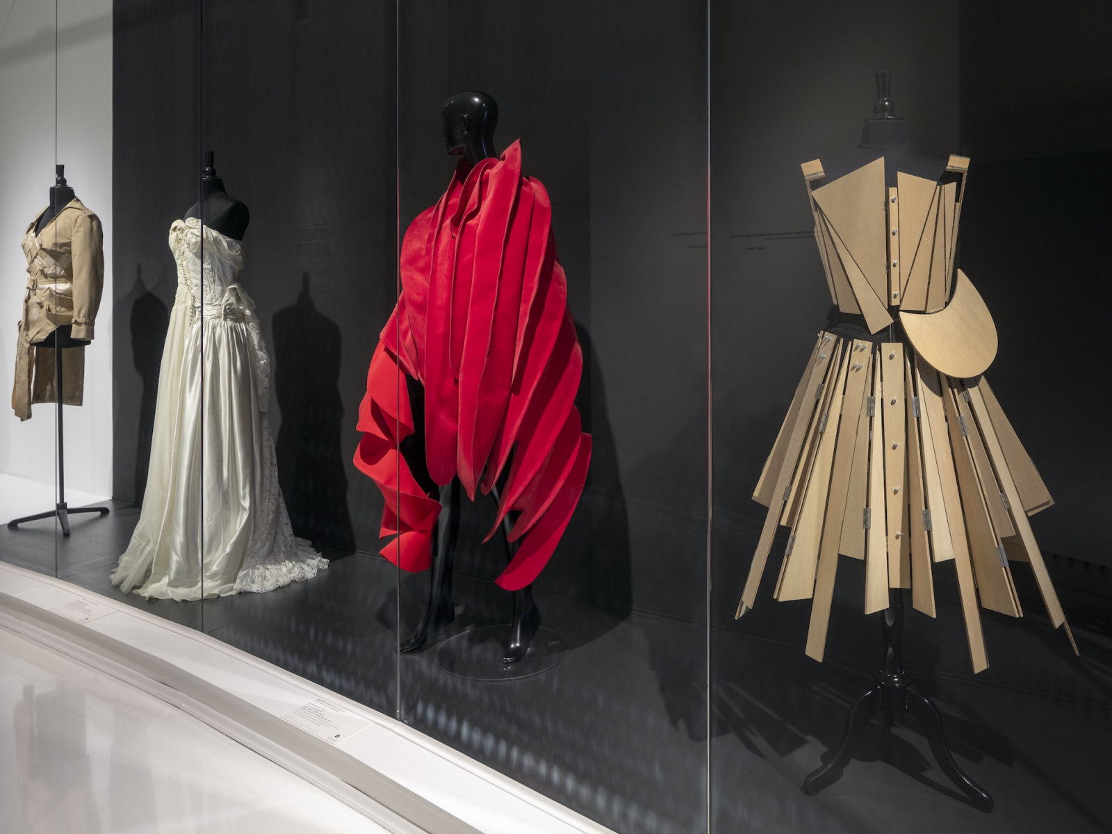 Projekty Rei Kawakubo. (Fot. Henning Rogge)