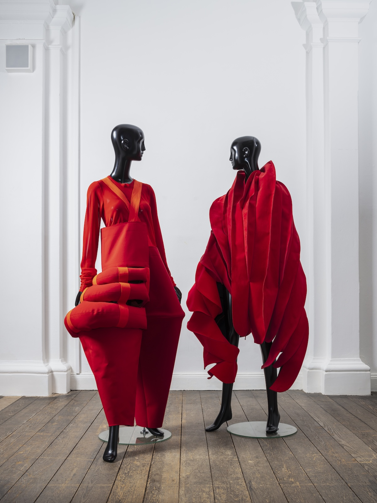 Rei Kawakubo wiosna-lato 2015. (Fot. Henning Rogge)