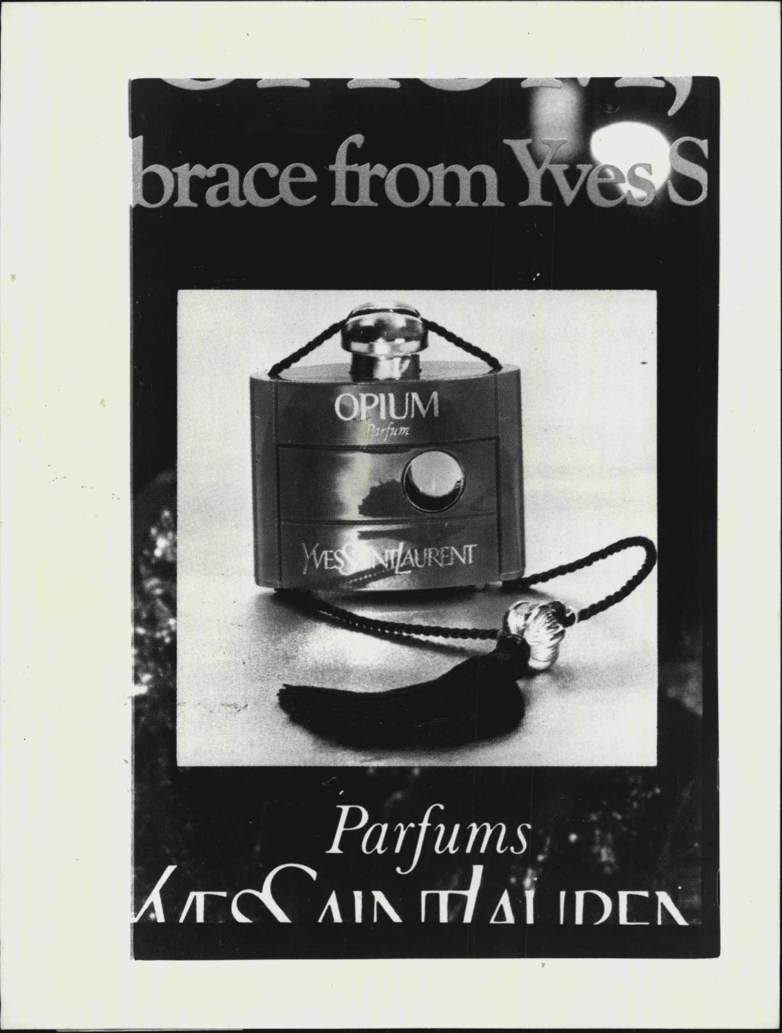 Perfumy YSL Opium w eleganckim opakowaniu z frędzlami, zapraszające do odkrywania ich zmysłowego aromatu na reklamie z 1978 roku.
