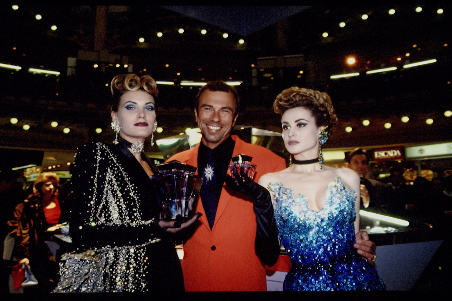 Thierry Mugler z modelkami prezentującymi perfumy Angel w 1992 roku na premierze w ekskluzywnej scenerii.