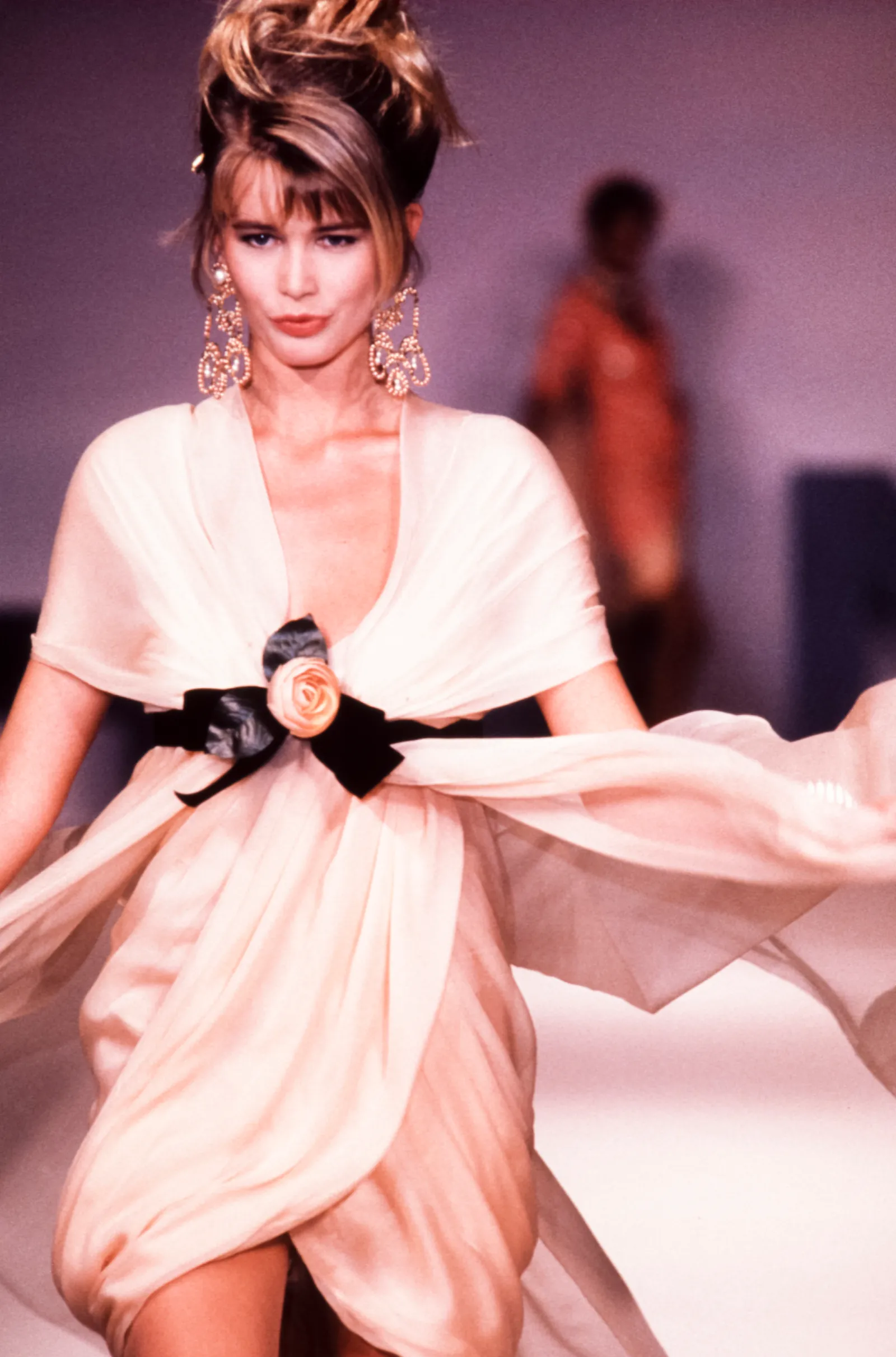 Claudia Schiffer w sukni Chanel na wybiegu w 1989 roku (Fot. Victor Virgile/Getty Images)