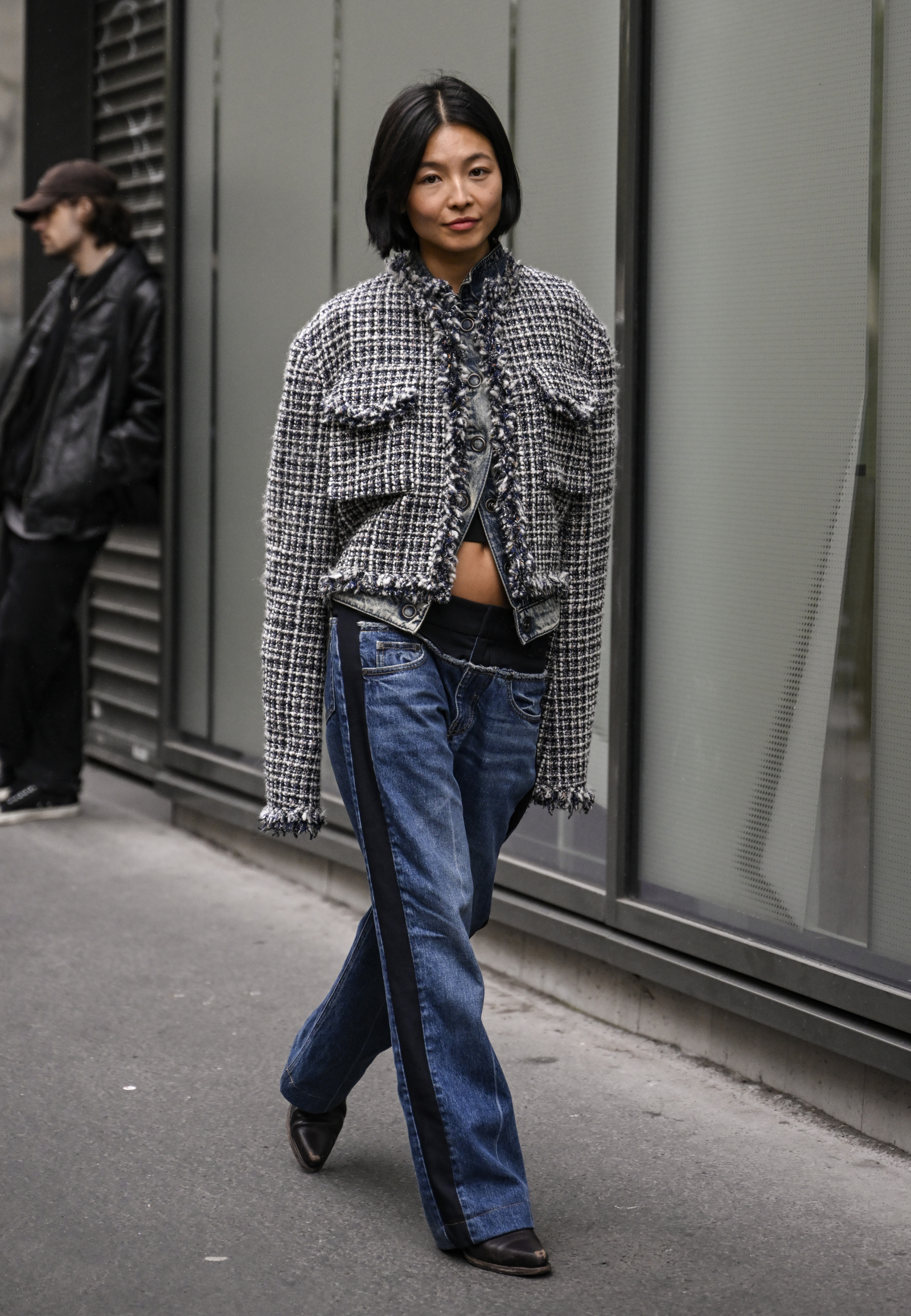 Yan Yan Chan w tweedowym żakiecie bez klap i jeansach Sacai w Paryżu (Fot. Daniel Zuchnik/Getty Images)
