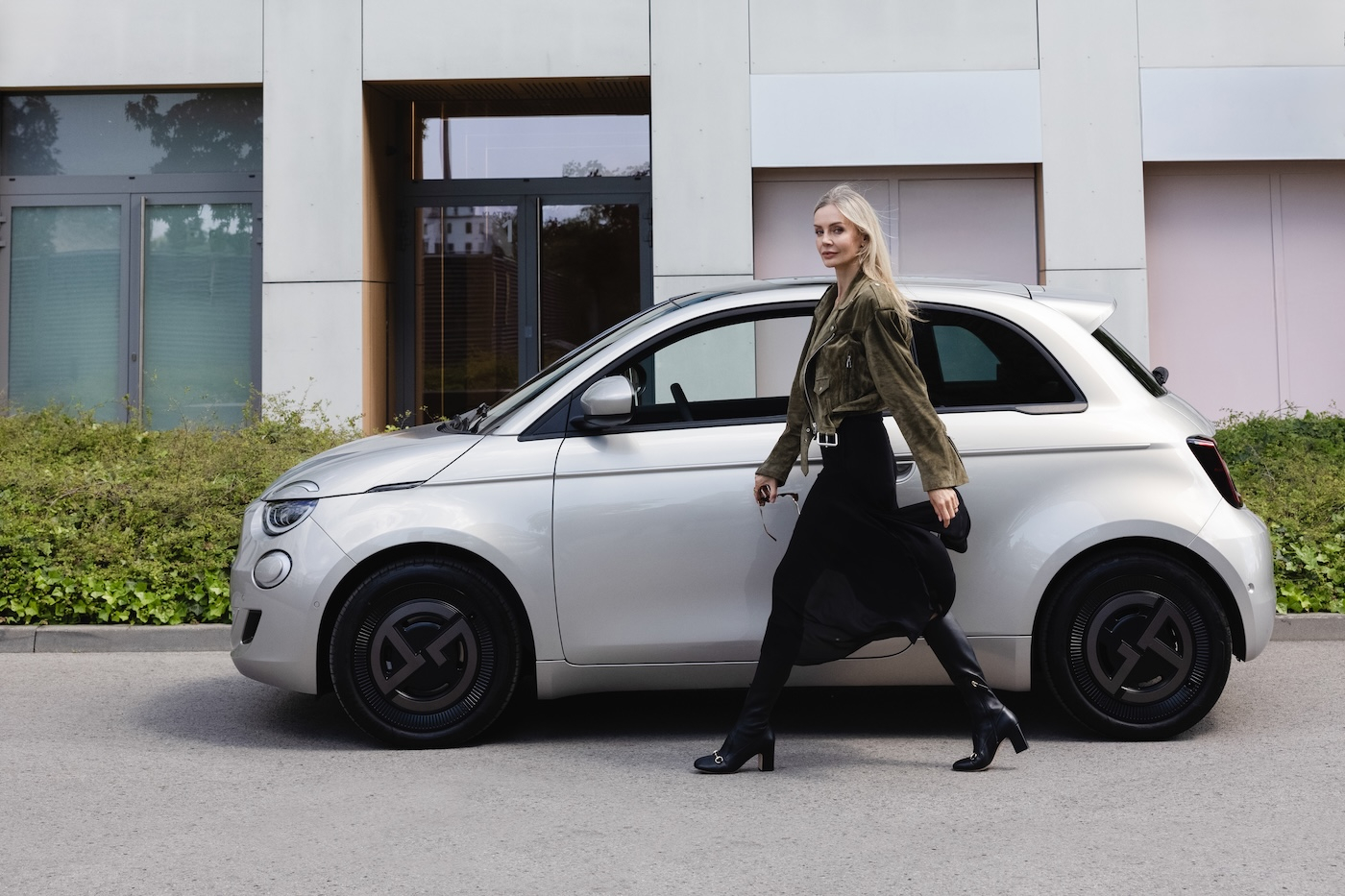 Agnieszka Woźniak-Starak pozuje do zdjęcia przed samochodem Fiat 500e Giorgio Armani.