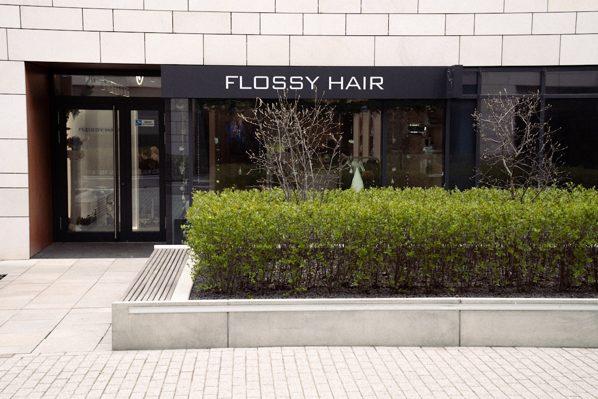 Styliści z warszawskiego salonu fryzjerskiego Flossy Hair pomagają osiągnąć wymarzony efekt gęstych, długich włosów natychmiastowo i bez kompromisów.