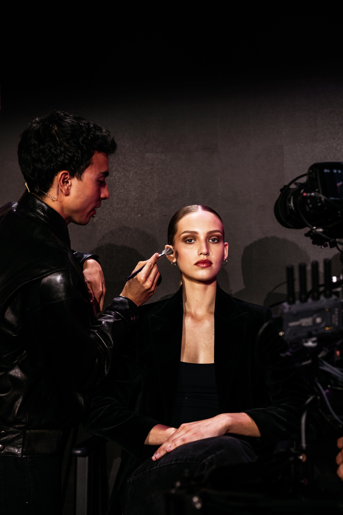 Sam Visser, makijażysta Global Makeup Artist YSL Beauty podczas malowania modelki na prezentacji.