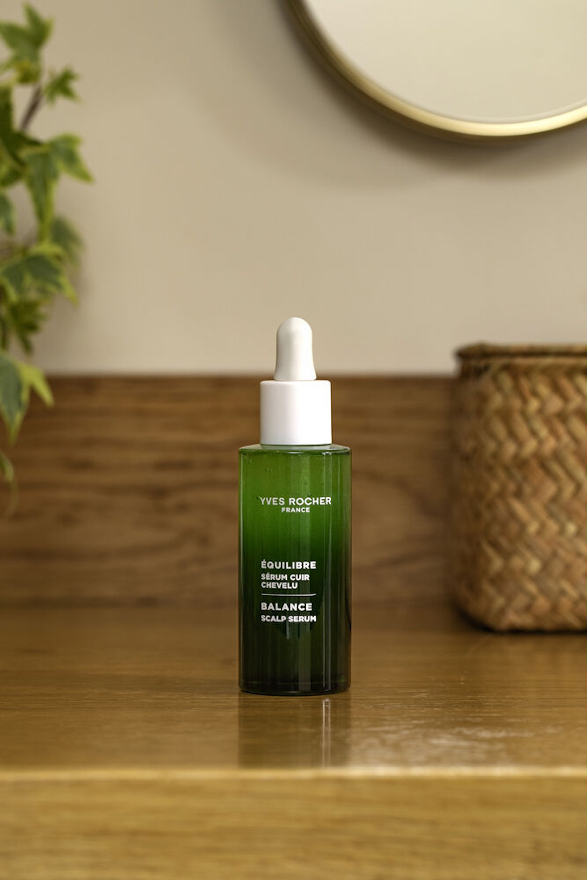 Serum przywracające równowagę skóry głowy marki Yves Rocher.