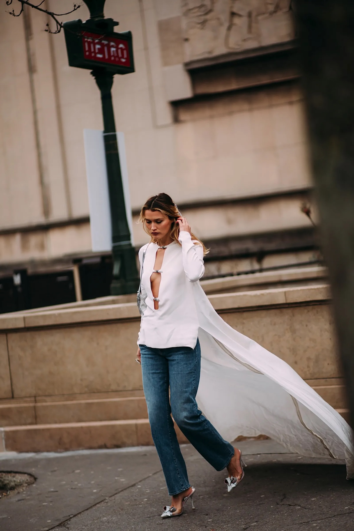 Bluzki z kokardami powracają w bardziej teatralnym wydaniu niż kiedykolwiek – potwierdza to street style z maja 2025. (Fot. Launchmetrics / Spotlight)