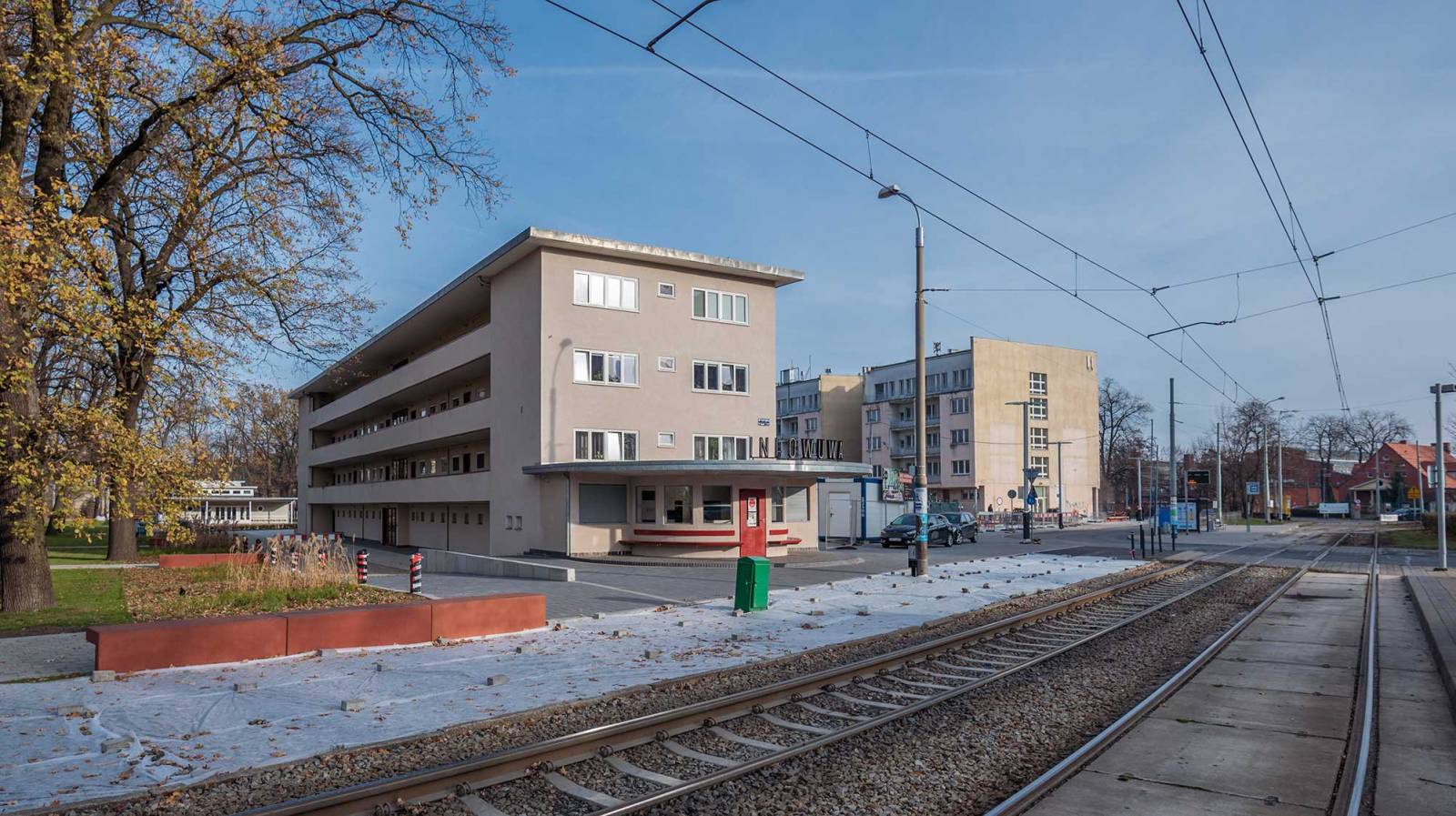 Blok galeriowv z pawilonem INFOWUWA (proj. Paul Heim, Albert Kempter, 1929) i blok zwany pancernikiem (proj. Paul Rading, 1929). W tle po lewej odbudowane przedszkole (proj. Paul Heim, Paul Kempter, 1929), po prawej – zabytkowa zajezdnia tramwajowa, (Fot. Maciej Lulko)