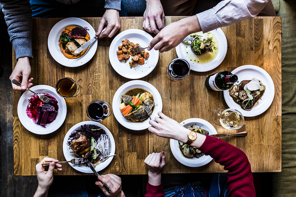 Potrawy z zimowego menu w restauracji Bibenda sfotografowane na dużym, drewnianym stole.