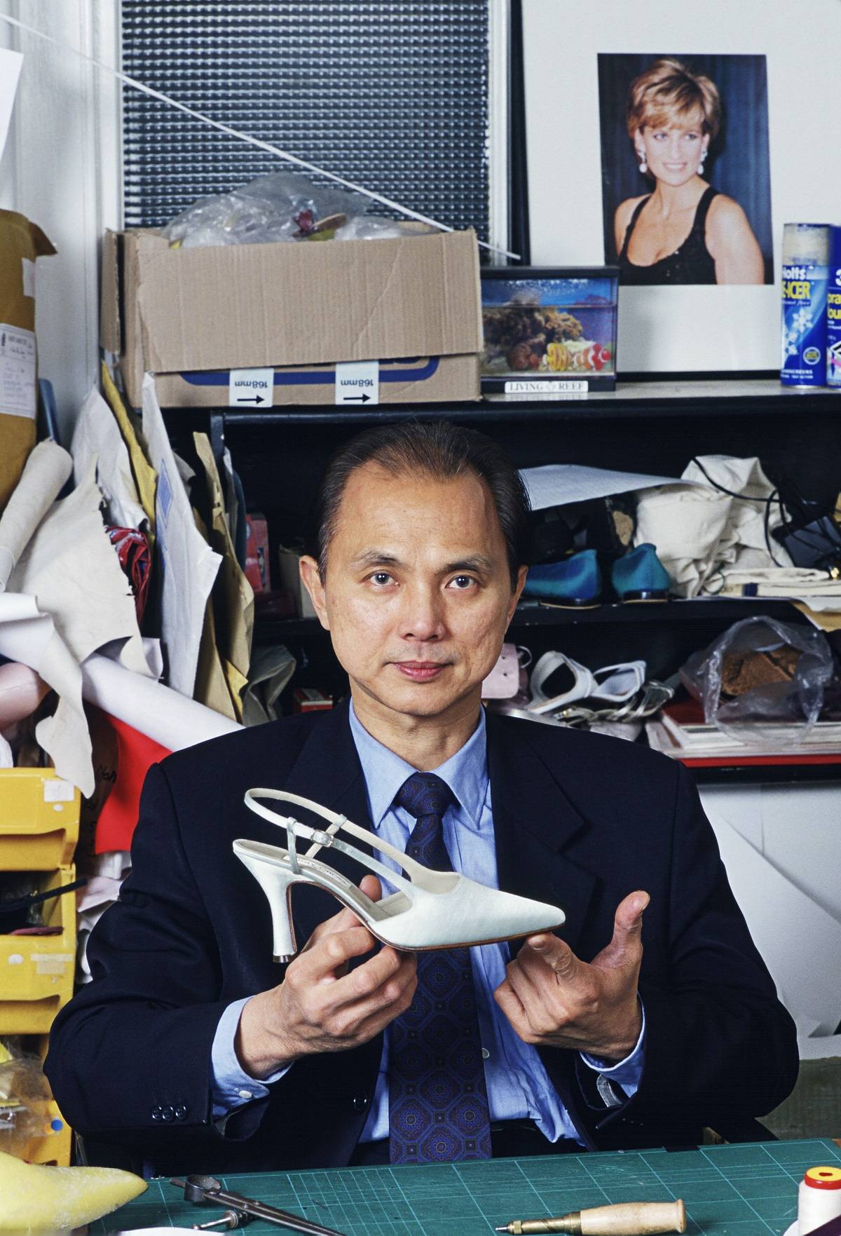 Jimmy Choo w swoim studiu w 1997 roku