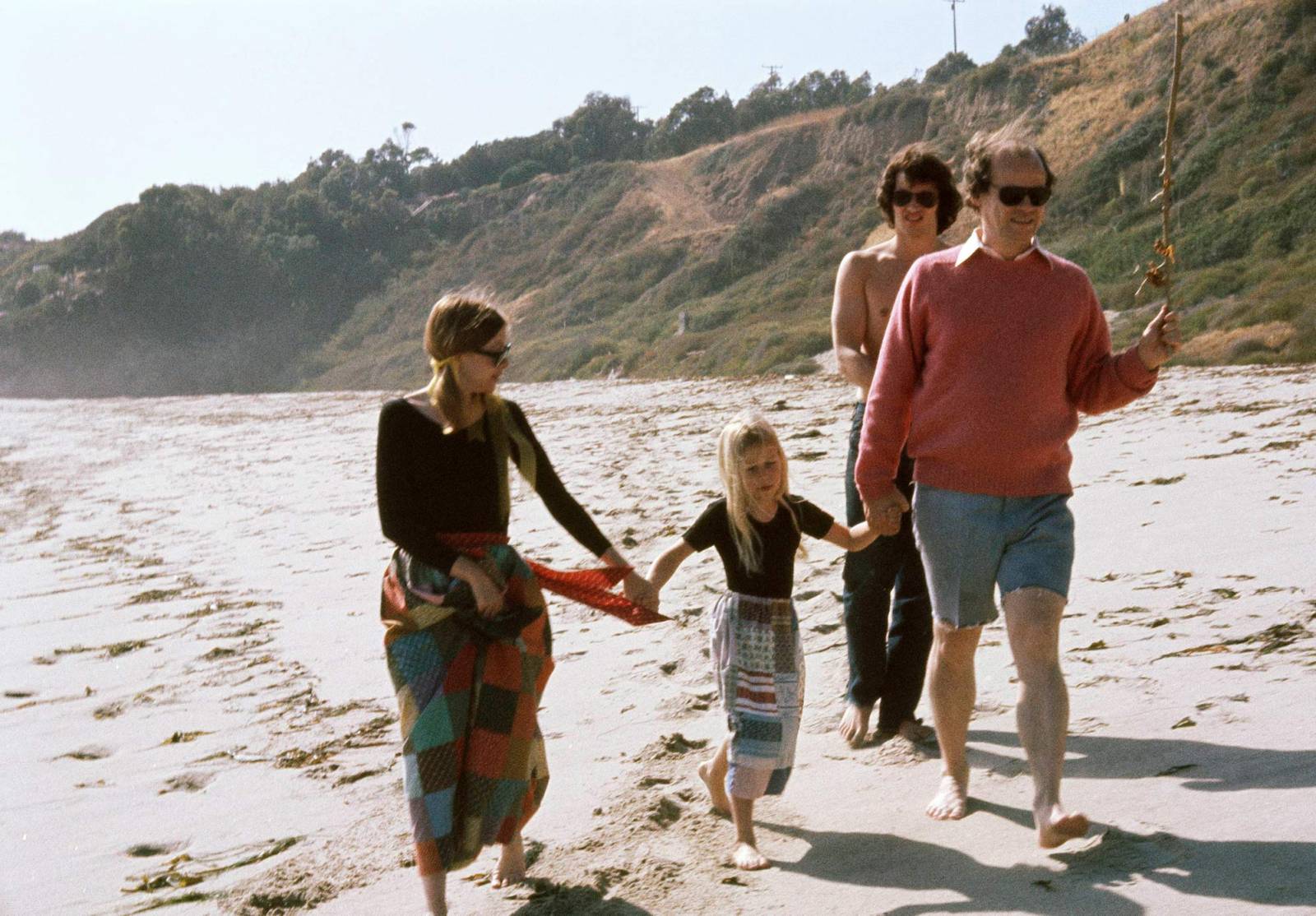 Joan Didion z rodziną spaceruje po plaży w Malibu, 1972 (Fot. Henry Clarke/Condé Nast via Getty Images)