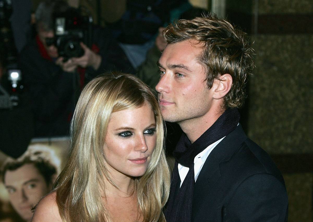 Jude Law ze Sienną Miller w 2004 roku (fot. Getty Images)
