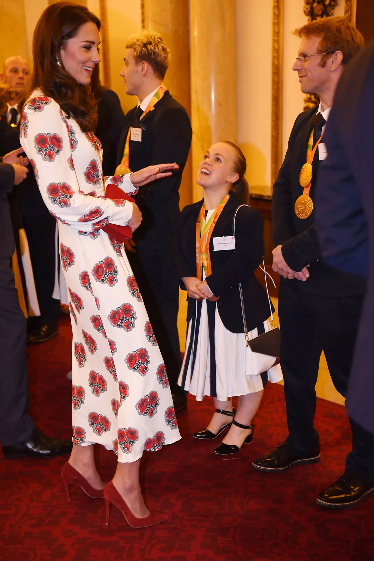 Tego samego roku w pałacu Buckingham w mistrzowskim połączeniu projektów McQueena i Miu Miu. (Fot. Getty Images)
