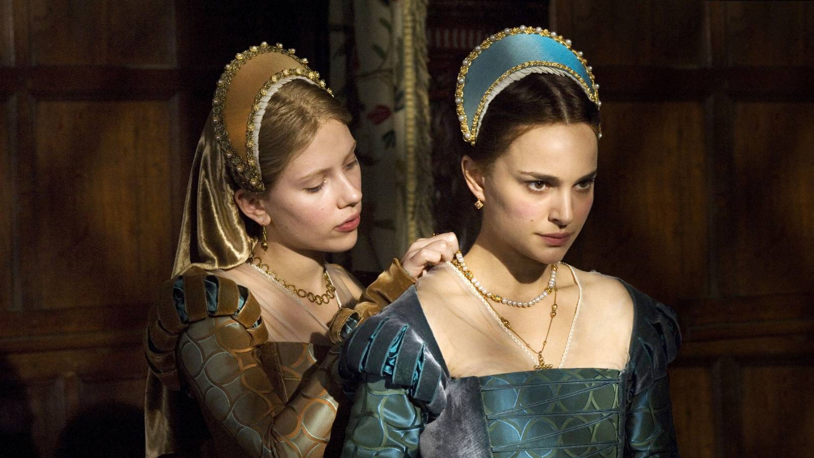 Scarlett Johansson i Natalie Portman w filmie „Kochanice króla”. (Fot. materiały prasowe)
