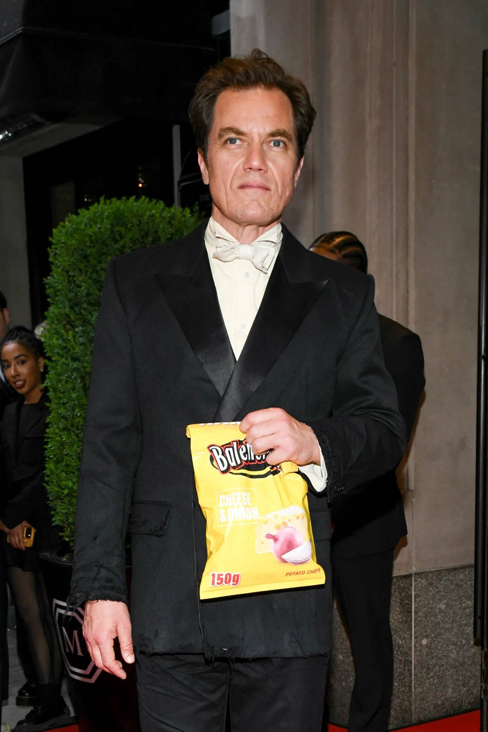Michael Shannon z paczką chipsów od Balenciagi, MET Gala 2024