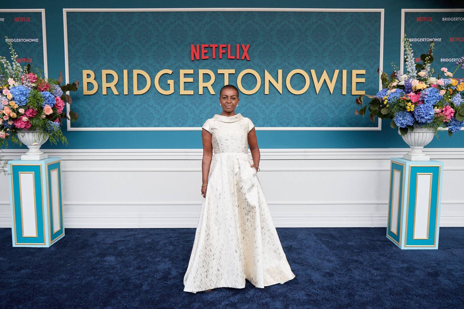 Gwiazdy „Bridgertonów” przyjechały do Warszawy, by celebrować kolejny sezon kostiumowego serialu Netflixa.
