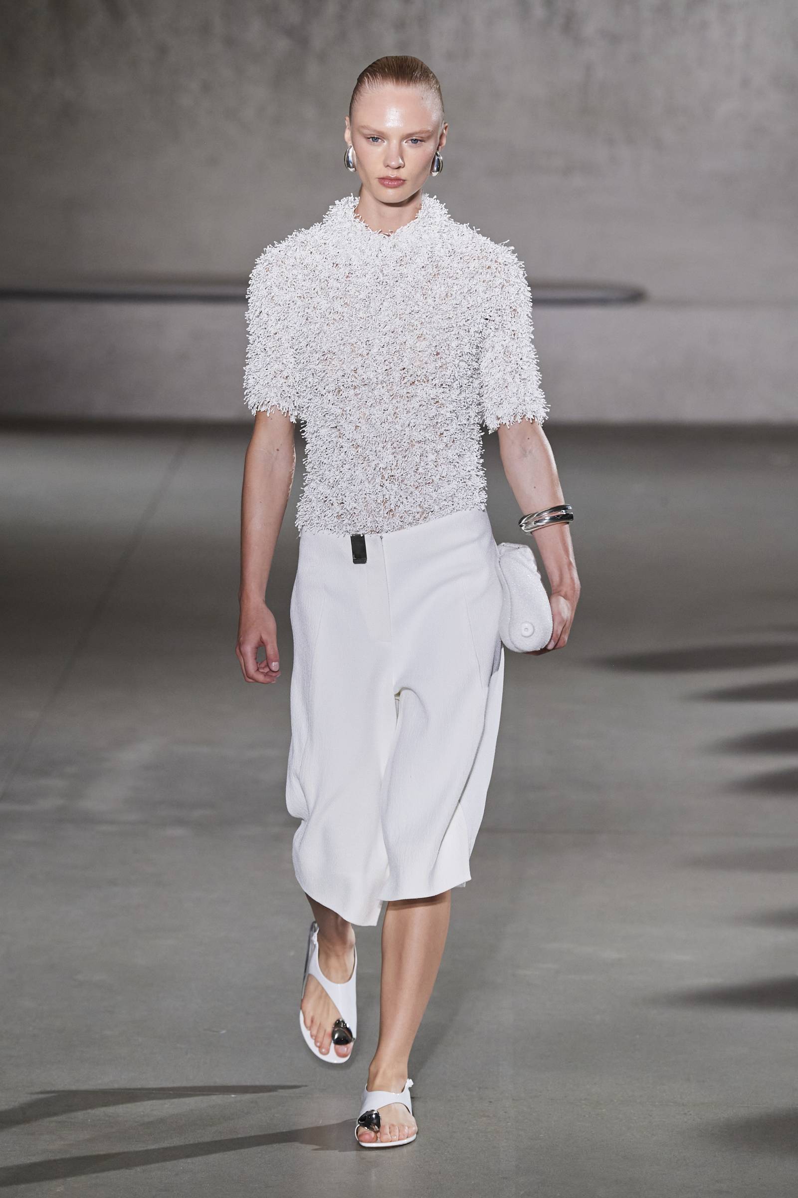Białe bermudy damskie w kolekcji Tory Burch na sezon wiosna-lato 2024. (Fot. Spotlight. Launchmetrics)
