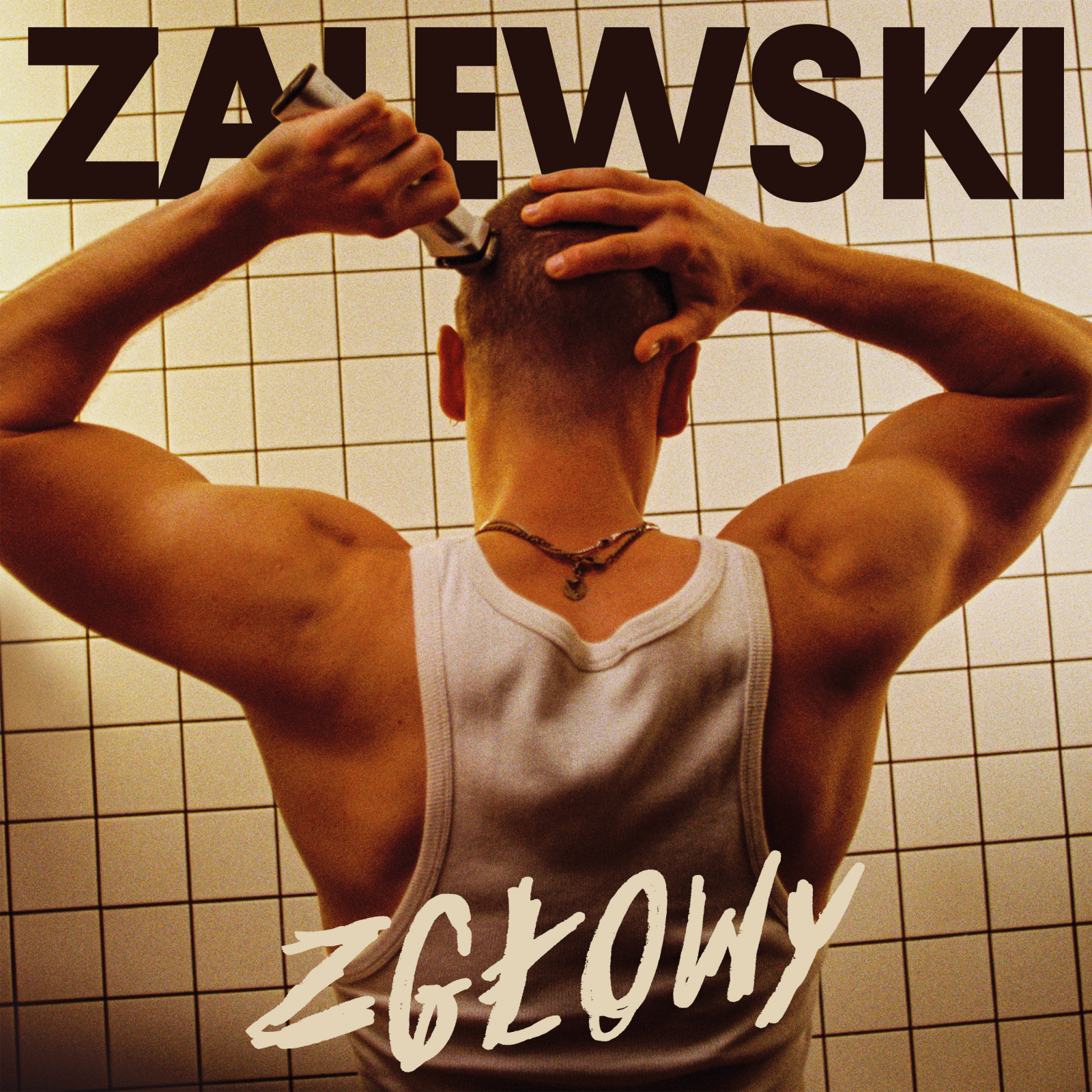 Okładka płyty "Zgłowy" Krzysztofa Zalewskiego przedstawia muzyka golącego głowę w białej koszulce.