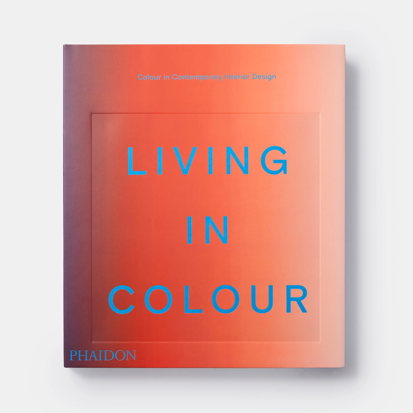 Album „Living in Colour: Colour in Contemporary Interior Design” na okładce w odcieniach czerwieni i niebieskiego.