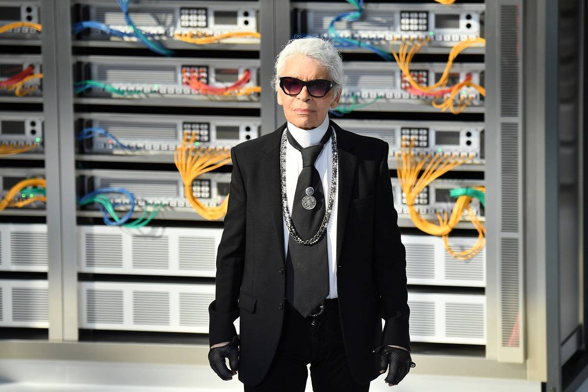 Karl Lagerfeld, na wybiegu pokazu Chanel, październik 2016 ( Pascal Le Segretain/Getty Images)