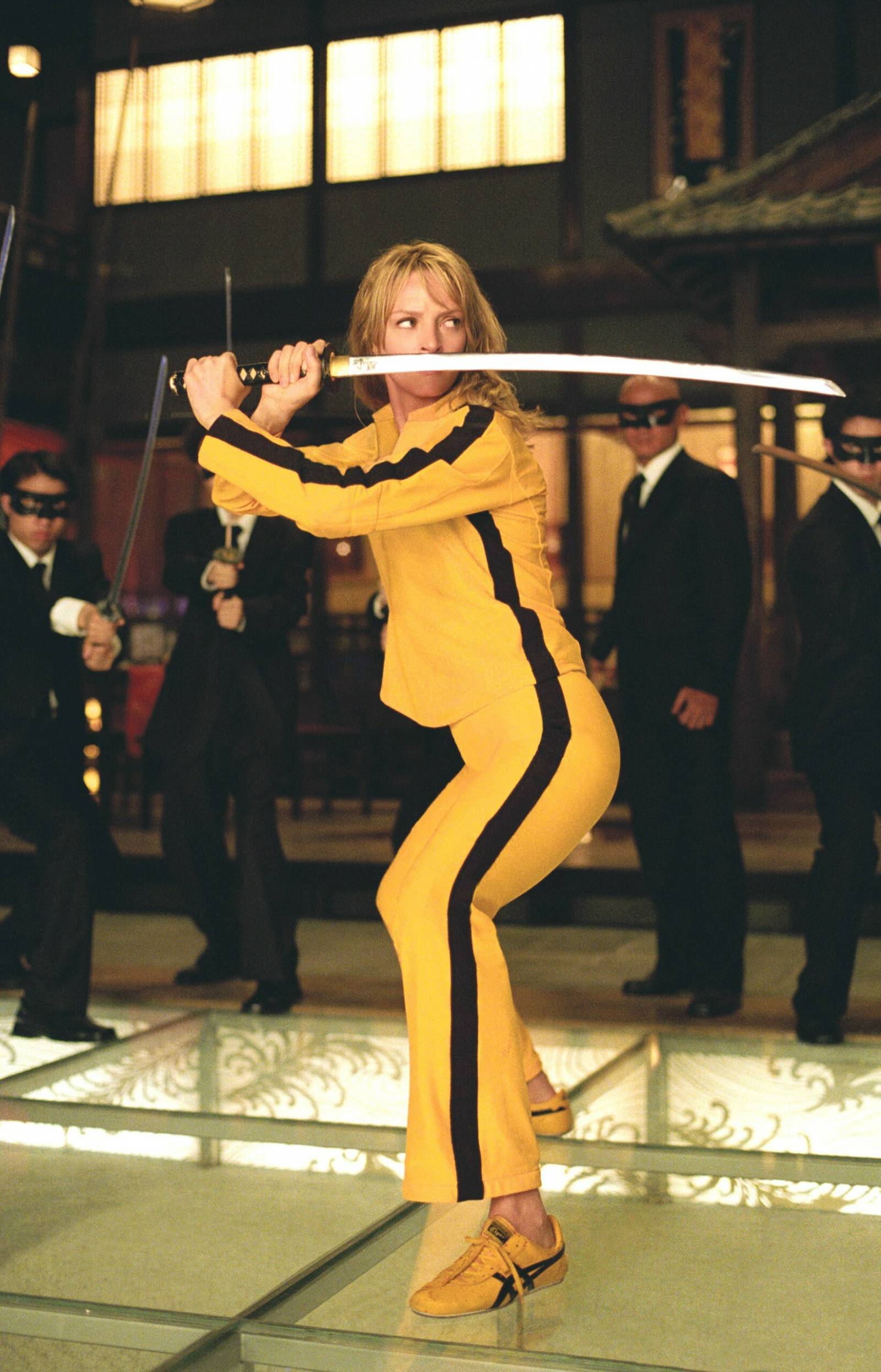 Uma Thurman jako Panna Młoda przygotowuje się do walki z gangiem Obłęd 88 w pierwszej części „Kill Billa” (Fot. Miramax/courtesy Everett Collection / East News)