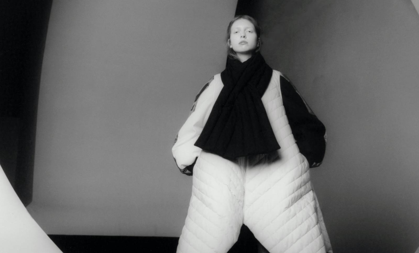 Płaszcz Loewe / www.vitkac.com,
spodnie Magda Butrym, buty MM6 / Zalando.pl (Fot. Maksym Rudnik)