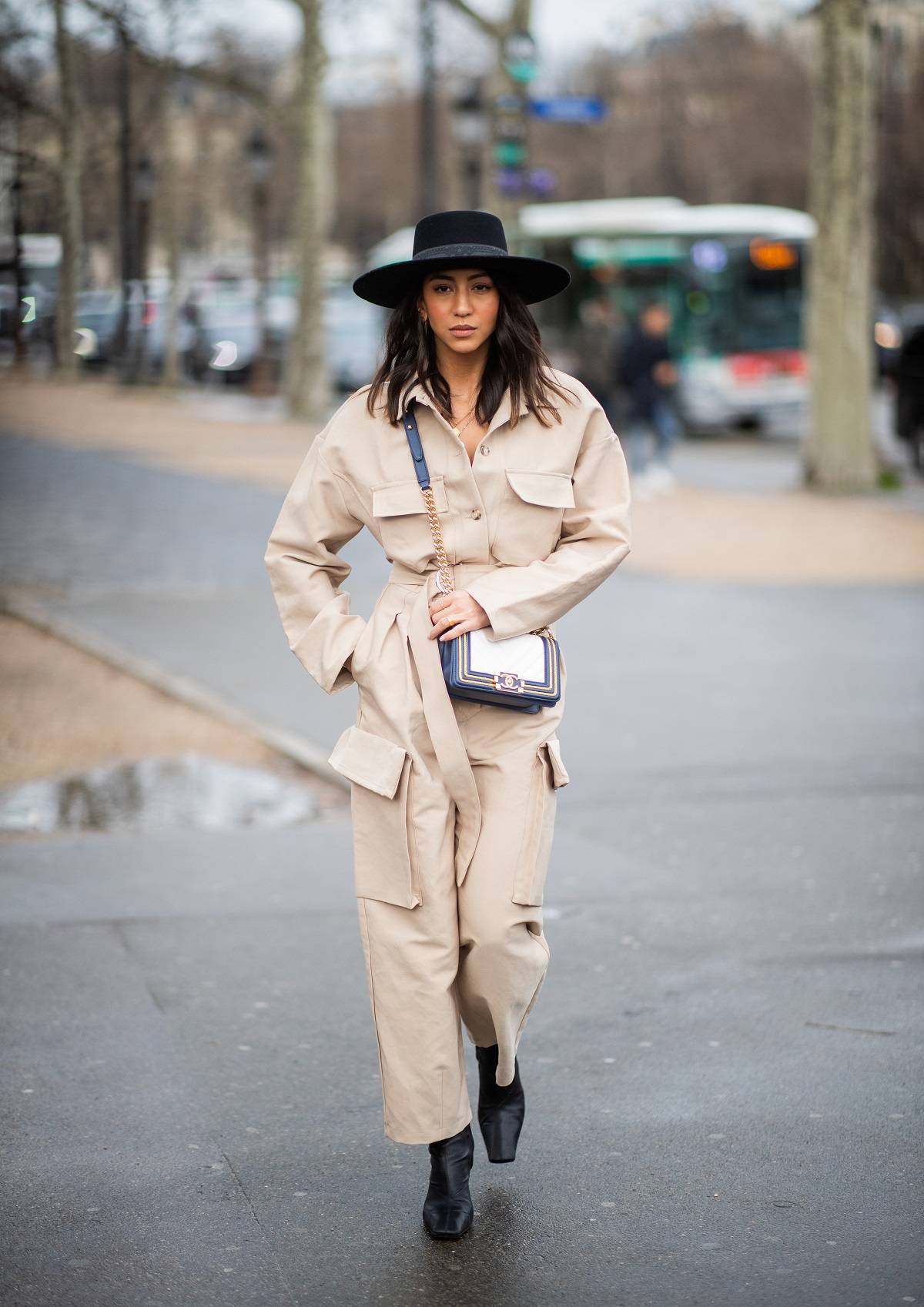 Street style podczas tygodnia mody w Paryżu