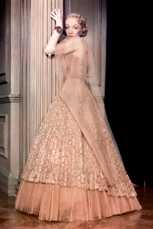 Marlena Dietrichw sukni Dior, „Trema, 1950 r. (Fot. TCD/Prod.DB / Alamy Stock Photo)