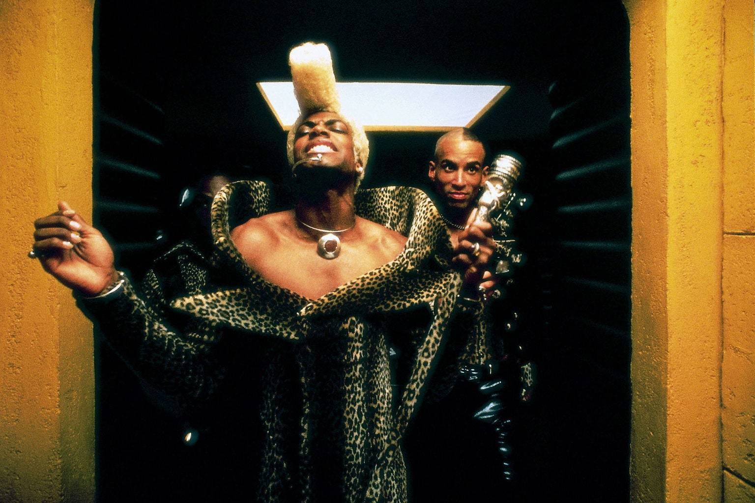 Chris Tucker w kostiumie Jeana Paula Gaultier, „Piąty element” 1997 r. (Fot. © AF archive / Alamy Stock Photo)
