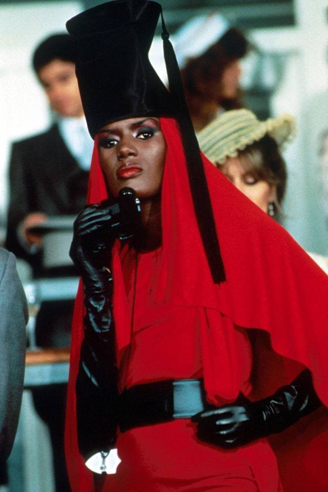 Grace Jones w kostiumie Azzedine Alaïa, „Zabójczy widok”, 1985 r. (Fot. © Danjaq/Eon/Ua/Kobal/REX/Shutterstock)