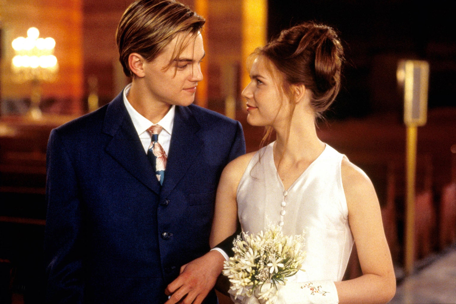 Leonardo DiCaprio w garniturze Prady, „Romeo i Julia”, 1996 r. (Fot. © Moviestore collection Ltd / Alamy Stock Photo)