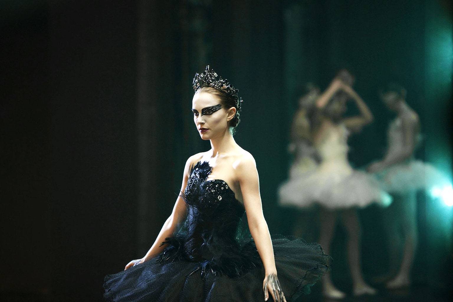 Natalie Portman w sukni Rodarte, „Czarny łabędź”, 2011 r. (Fot. © Moviestore/REX/Shutterstock)